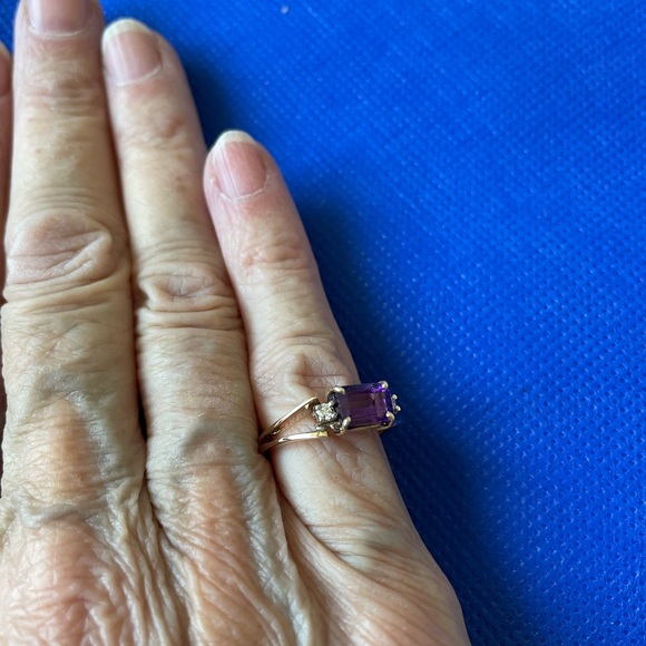 Amethyst and diamond ring. - Picture 2 of 4